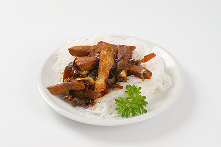 烤炒肉和米面盘子美食牛肉食物酱油猪肉木耳米粉高清图片