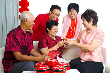 中国新年男性母亲节日喜悦文化家庭祝福旗袍儿子男人图片