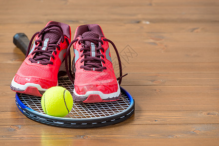 一对女性运动鞋在木地板上的网球场拍打图片