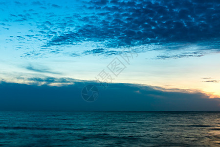 日落时蓝天的云日光阳光多云天空假期风景图片