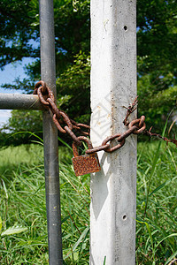 用铁链锁在栅栏上钥匙金属监狱剪裁天空边界安全锁定挂锁链式图片