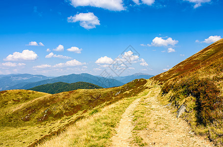 穿过山脊的草原上远足边缘勘探上坡国家旅游天空草地风景爬坡背景图片