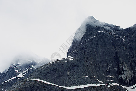 挪威的长城悬崖巨魔天空蔬菜岩石冰川山脉图片