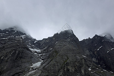 挪威的长城巨魔冰川山脉岩石蔬菜天空悬崖图片