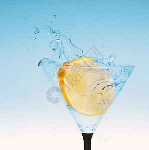 玻璃中的新鲜柠檬 加上水的喷洒蓝色气泡果汁流动水滴漩涡液体飞溅海浪活力图片