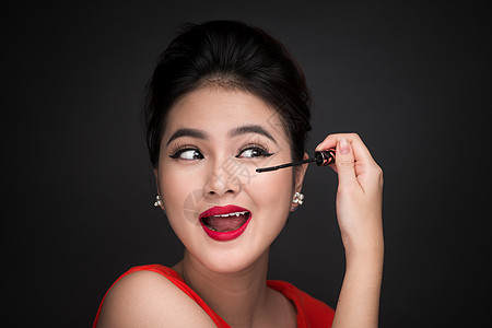 化妆和化妆品概念 亚洲女性做化妆眼罩女孩皮肤眼睛黑色女士眼影刷子白色推杆睫毛图片