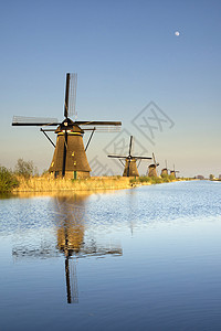 Kinderdijk的风车反射水资源芦苇管理小孩蓝天堤防世界遗产月亮天空图片