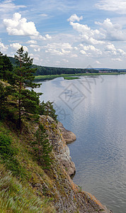西伯利亚河汤姆在森林里溪流石头场景木头蓝色旅行岩石环境天空爬坡图片
