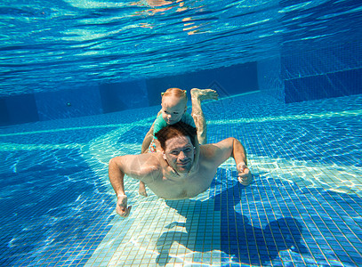 父亲和年轻女儿一起潜水 小女孩骑着爸爸下水图片