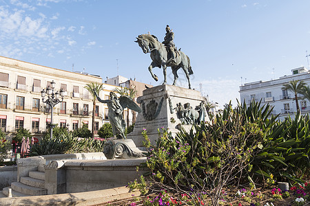 夜晚广场西班牙阿雷纳尔广场历史性游客人行道旅行城市喷泉雕像骑士正方形骑手背景
