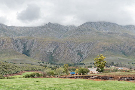 农场景观 Swartberg山口有一辆车辆可见图片