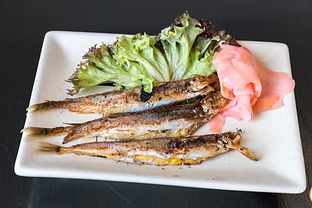 烧烤的沙沙莫熏制海鲜饮食蔬菜柠檬冶炼白色美食午餐盘子图片