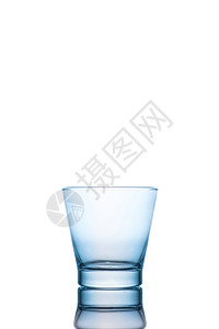用剪切路径隔离的水玻璃包括杯子白色透明体酒吧小路酒精液体饮料口渴蓝色图片
