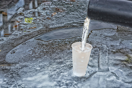 来自淡水淡水源的新鲜矿物水;高清图片