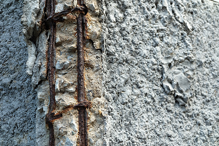 水泥杆破碎的混凝土墙和生锈的钢筋背景