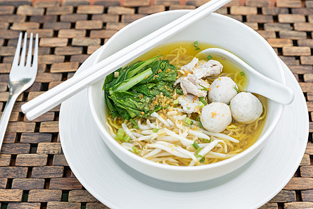 中国面面餐厅饺子黄色勺子白色蔬菜绿色木头美食午餐图片