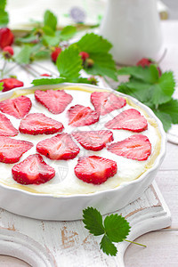 美味草莓奶油或芝士蛋糕 配有新鲜浆果和奶油奶酪 紧贴白色木制背景糕点食物树叶菜单乡村美食面包蛋糕桌子馅饼图片