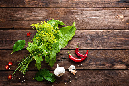 木制烹饪背景的草药和香料 烹饪材料食物香气红色芳香胡椒厨房调味品美食叶子辣椒图片