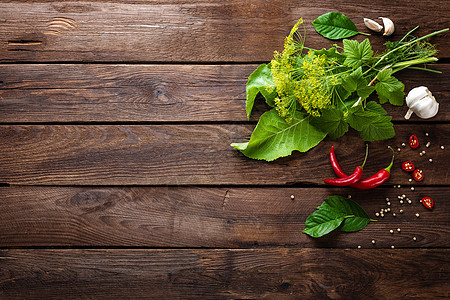 木制烹饪背景的草药和香料 烹饪材料厨房红色辣椒叶子芳香香气胡椒调味品食物美食图片