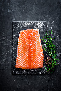 Raw 鲑鱼在深黑的原本背景上生肉 野生亚特兰地鱼类海鲜石板饮食营养木板桌子烹饪盐渍食谱厨房图片