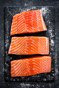Raw 鲑鱼在深黑的原本背景上生肉 野生亚特兰地鱼类海鲜饮食鳟鱼鱼片牛扒营养市场食谱厨房乡村图片