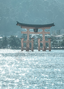 日本水岛神社的漂浮大门入口神社建筑学世界旅行宗教神道日落历史性宫岛图片