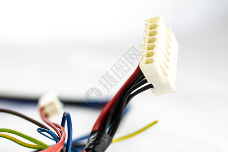 白色背景上的电线和电连接器旧零件漩涡网络马具绳索插头技术活力工作室宏观卷曲图片