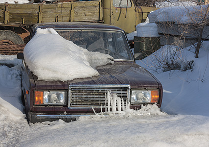 暴风雪过后 停车场市区景色中被雪覆盖的车图片