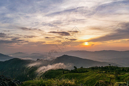 普济法森林公园日落山脉绿色顶峰旅游薄雾森林公园天空阳光太阳图片