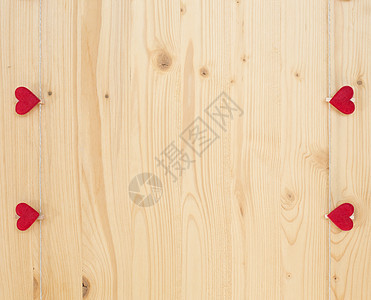 四个红心衣夹夹子木头白色恋爱红色褐色概念绳索别针背景图片