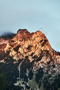 阿尔卑斯山山区地貌天空草地植物白色岩石绿色顶峰蓝色背景图片