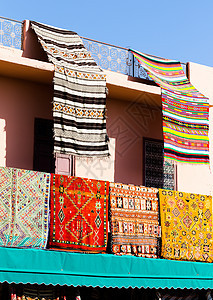 挂在阳台上的非洲花彩地毯和毯子图片