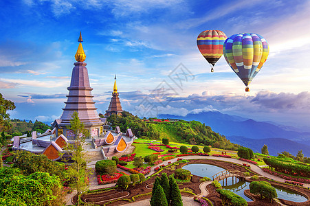 在泰国清迈与气球一起在杜伊因纳顿国家公园的地标塔宗教佛教徒日落游客文化寺庙佛塔历史旅行宝塔图片