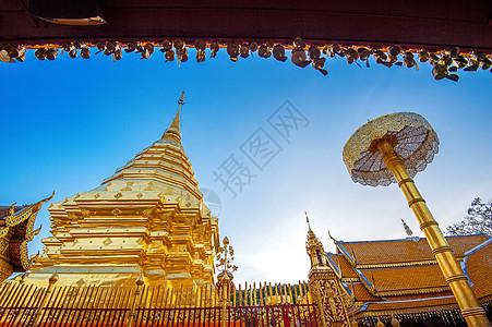 泰国清迈的Wathra 那个Doi Suthep宗教宝塔游客旅行地标土井文化蓝色奢华金子图片
