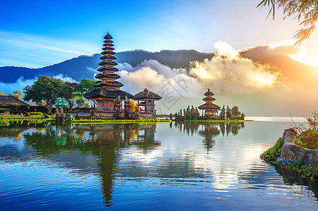 在巴厘岛的无名小卒神庙里建筑寺庙旅游天空反射日出风景旅行建筑学历史图片