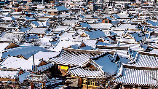 南韩冬季的青州花木村村 Jeonju传统朝鲜村庄屋顶上布满雪雪景下雪降雪村庄全州遗产蓝色雪花公园全景图片