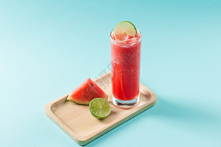 西瓜在夏季以杯子和西瓜的切片喝水天空饮料美食玻璃蓝色液体叶子薄荷茶点果汁图片