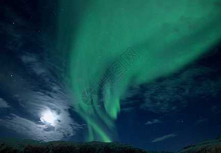 月亮前的北极光线强烈背景图片