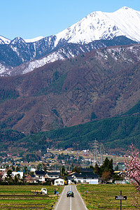 驾车驶向日本山地城图片