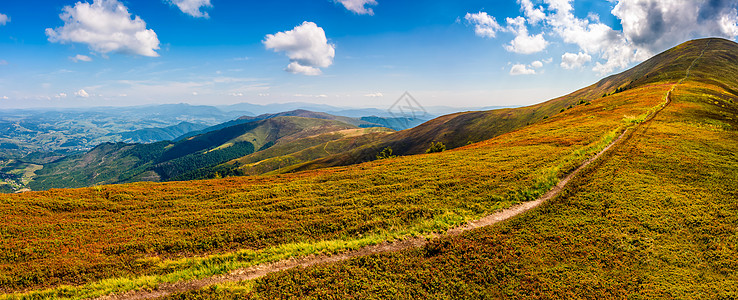 山中山上山坡的全景 有山路可走高度小路上坡旅行绿色旅游爬坡农村荒野天空背景图片