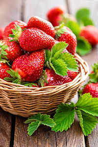 新鲜草莓放在木制生菜桌的篮子里 闭合 美味 多汁 红莓 健康饮食养分饮食浆果植物花园农业乡村水果美食收成图片