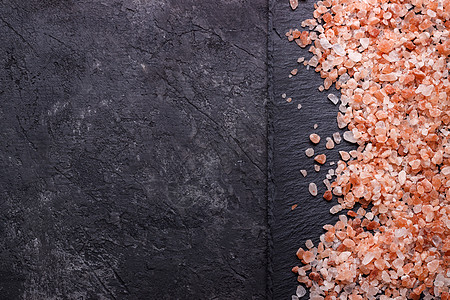 粉色黑盐岩石水晶药品粉盐盐渍调味品桌子烹饪香料宏观图片