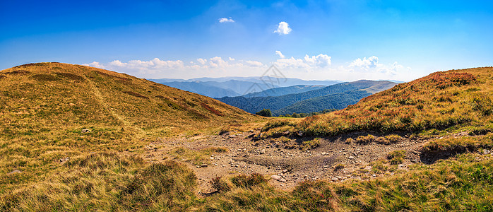 山中山上山坡的全景 有山路可走农村绿色高度蓝色风景上坡天空旅行旅游植物背景图片