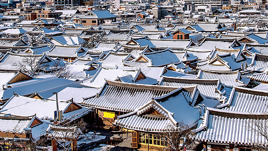 南韩冬季的青州花木村村 Jeonju传统朝鲜村庄屋顶上布满雪建筑物全州蓝色雪景天空公园场景遗产雪花下雪图片