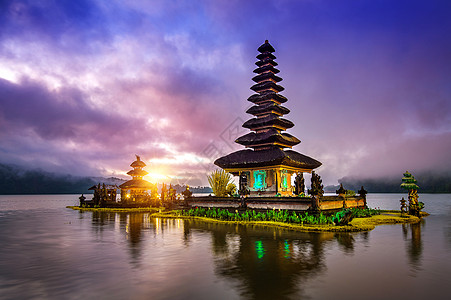 在巴厘岛的无名小卒神庙里历史建筑学地标天空反射风景建筑旅游寺庙日出图片