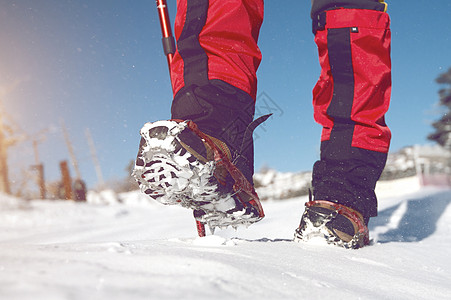 在雪上行走的景象 冬季有雪鞋和鞋钉 古老的音调闲暇登山塑料鞋类男人冒险雪口口角运动远足图片