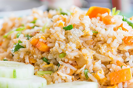 美味的炒米饭泰式餐厅洋葱午餐营养黄瓜油炸健康蔬菜胡椒食物图片