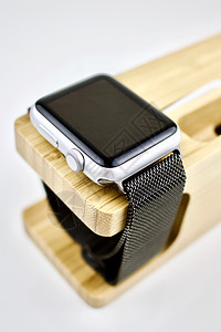 木制持器上的智能手表背景图片