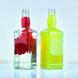 两个玻璃瓶墨水瓶子玻璃厨房黄瓶桌子图片