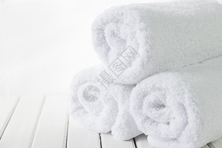 白色毛毛浴巾娱乐温泉毛巾浴室休息木板高清图片